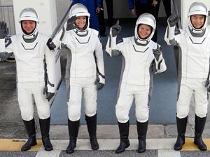 Supporting image for story: Nasa launch paves way for return of stranded astronauts from space station