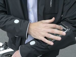 Supporting image for story: This cycling jacket has indication and braking lights and helps you navigate