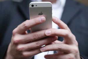 Supporting image for story: Poll: Should Apple pay musicians for songs on streaming service?