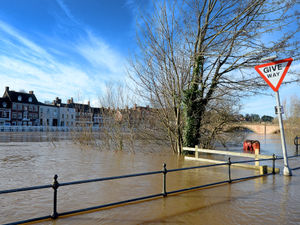 Supporting image for story: 'Flood tourists' warned to stay away from River Severn