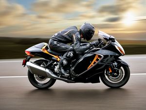Supporting image for story: Suzuki unveils new Hayabusa