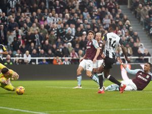 Supporting image for story: Alexander Isak strikes again as Newcastle ease past 10-man Aston Villa