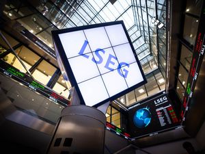 Supporting image for story: Stock markets tumble as oil prices surge in biggest weekly gain since 2020