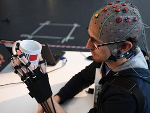 Supporting image for story: This hand exoskeleton for people with paralysis can be controlled by brainwaves