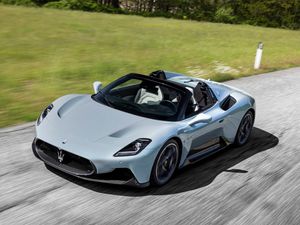 Supporting image for story: Maserati’s MC20 Cielo makes global debut