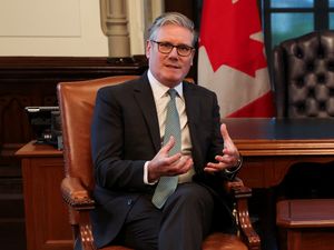 Supporting image for story: Starmer says France needs to co-operate more over migration