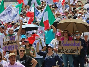 Supporting image for story: Protesters against judiciary overhaul urge Mexico leader to ‘respect democracy’