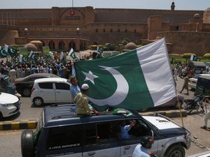 Supporting image for story: India and Pakistan ceasefire shaken by clashes in disputed Kashmir