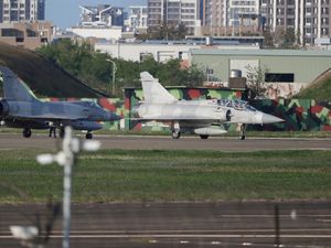 Supporting image for story: Taiwan demands China ends military activity in nearby waters