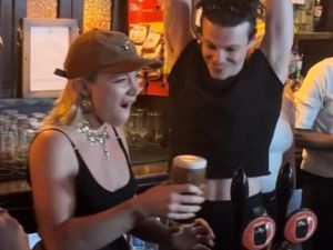 Supporting image for story: Actor Florence Pugh pours pints at London pub with singer Yungblud