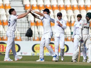 Supporting image for story: Matthew Potts ends Pakistan century stand after early Jack Leach joy for England