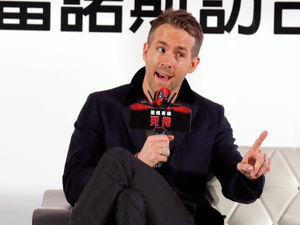 Supporting image for story: Hollywood duo ready to stump up Wrexham cash