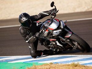 Supporting image for story: Triumph unveils all-new Street Triple RS