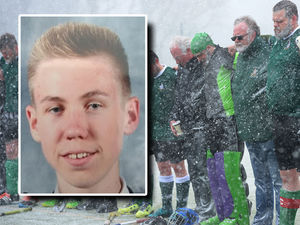 Supporting image for story: Team's silent tribute for teenage hockey player killed in crash