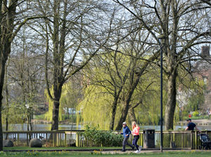 Supporting image for story: Sunseekers head outdoors ahead of cooler weekend