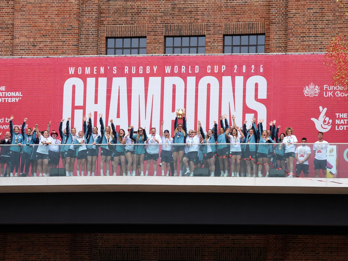 England fans brave rain for Red Roses&rsquo; World Cup victory party
