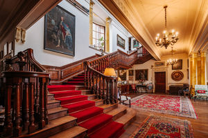 A sweeping staircase for a bride’s special moment