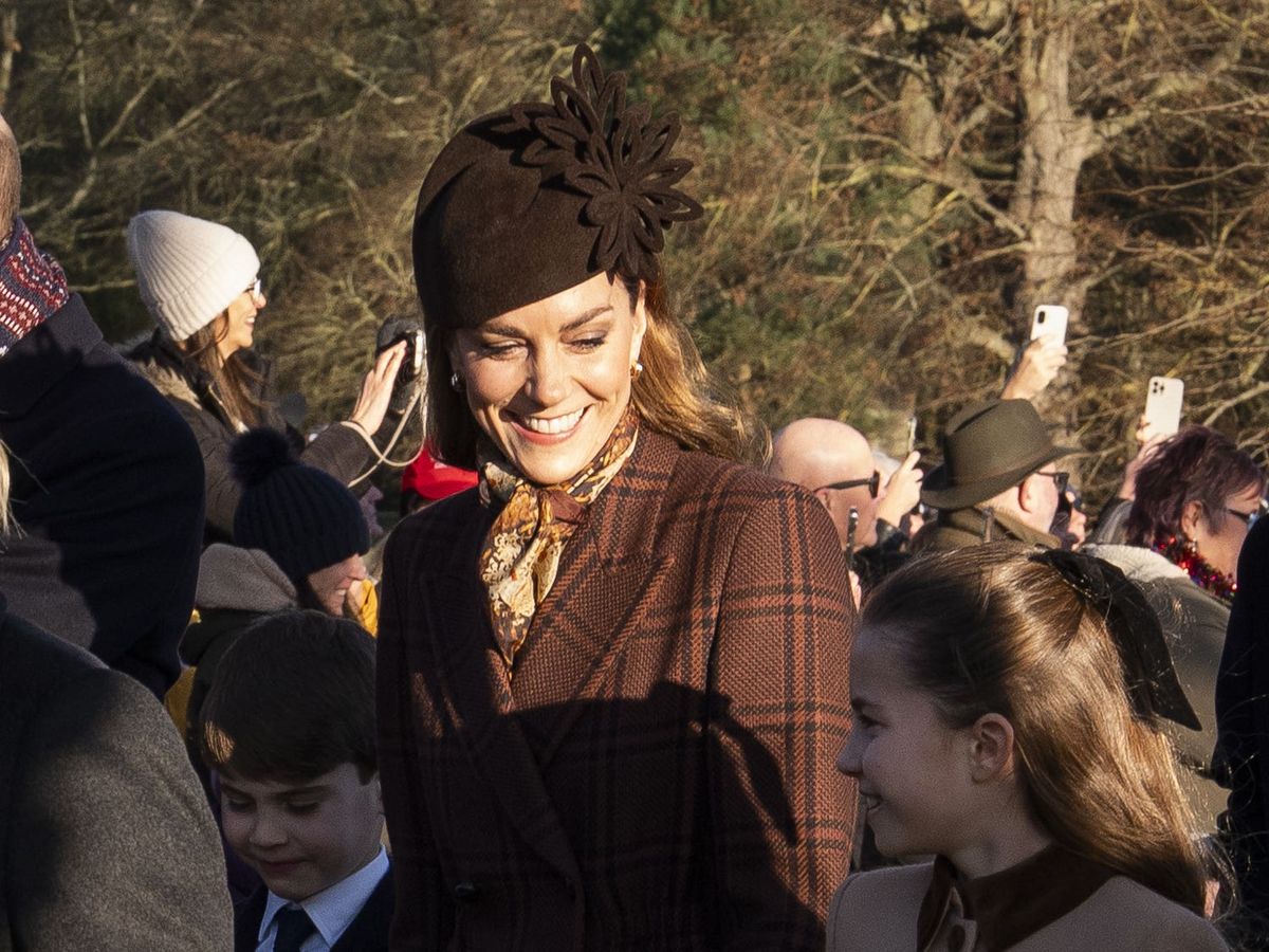 Kate chats with well-wishers on Christmas Day walkabout