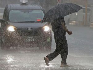 Supporting image for story: Japan prepares for powerful Typhoon Shanshan
