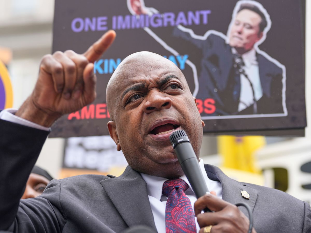 Newark mayor sues federal prosecutor after arrest at immigration detention site