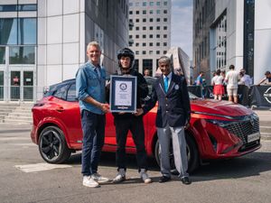 Supporting image for story: Nissan Qashqai breaks Guinness World Record for highest bungee jump in a car