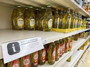 Supporting image for story: Supermarkets limit cooking oil purchases after supplies hit by Ukraine war