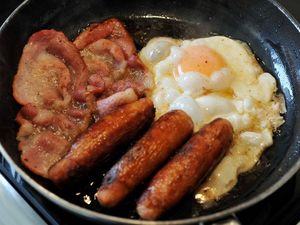Supporting image for story: Someone built a Lego breakfast machine that can make you bacon and eggs