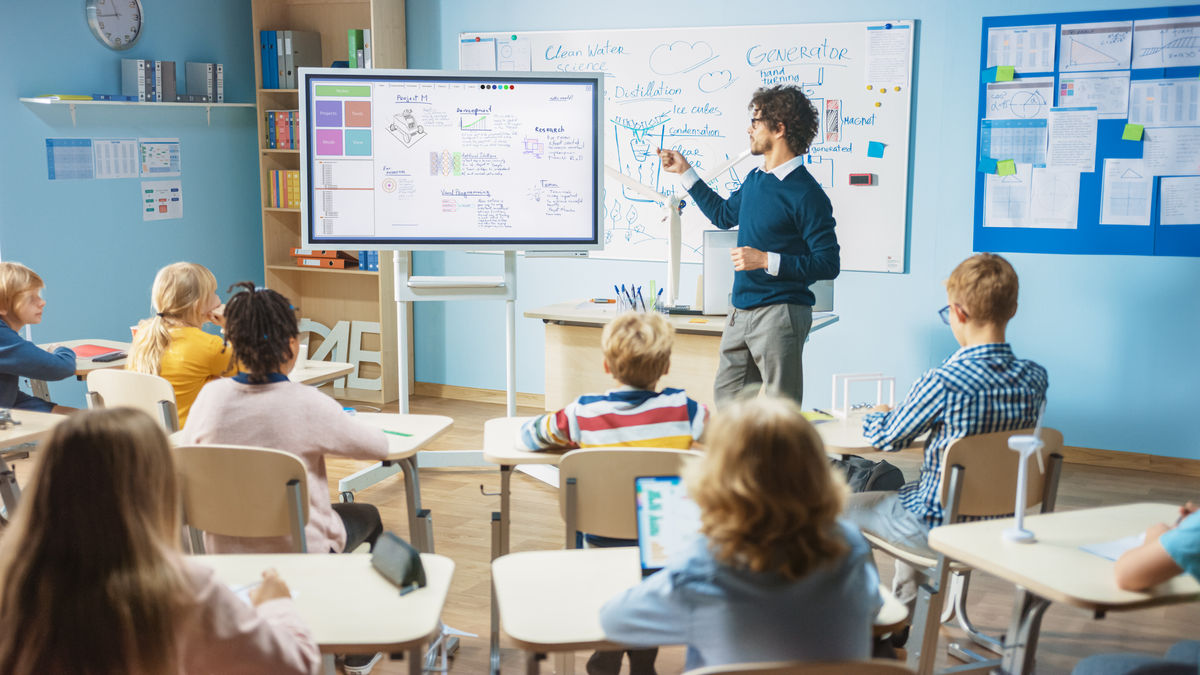 Jóvenes aprendiendo con tecnología