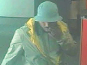 Supporting image for story: Cashpoint conmen caught on CCTV