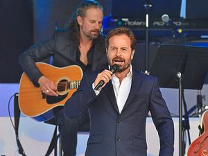 Supporting image for story: Llangollen Eisteddfod: Alfie Boe kicks off festival singalong 