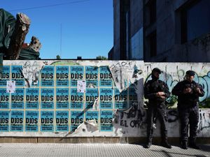 Supporting image for story: Doctor tells court Maradona should have been sent to clinic