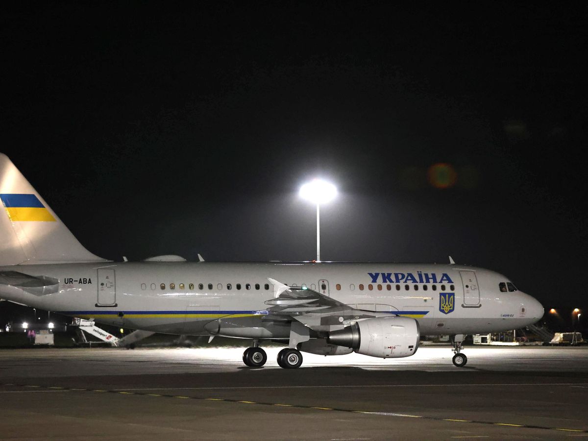 Volodymyr Zelensky greeted by Irish premier as he lands in Dublin