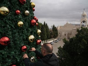 Supporting image for story: Thousands celebrate Christmas in Bethlehem after two years of war in Gaza