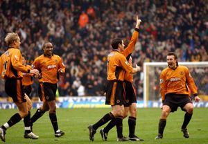 Steffen Iversen, Paul Ince, Mark Kennedy and Lee Naylor celebrate with the goalscorer.