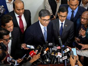 Supporting image for story: Bangladesh and India hold talks aimed at defusing tensions over alleged attacks