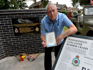 Supporting image for story: Memorial to airmen killed in plane crash