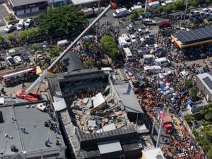 Supporting image for story: Death toll from nightclub roof collapse reaches at least 98