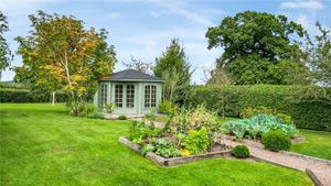 Summer house in the garden, picture: Rightmove and Nock Deighton
