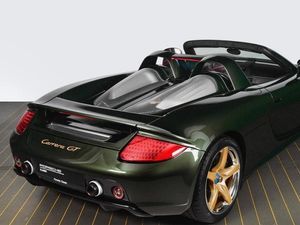 Supporting image for story: Porsche restores Carrera GT with bespoke paint finish
