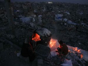 Supporting image for story: Israel launches new strikes against Hamas after talks stall