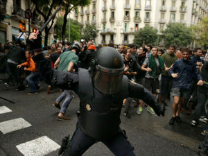Supporting image for story: Catalonia referendum: Sadness and anger as police strike my people says Barcelona-born lecturer 