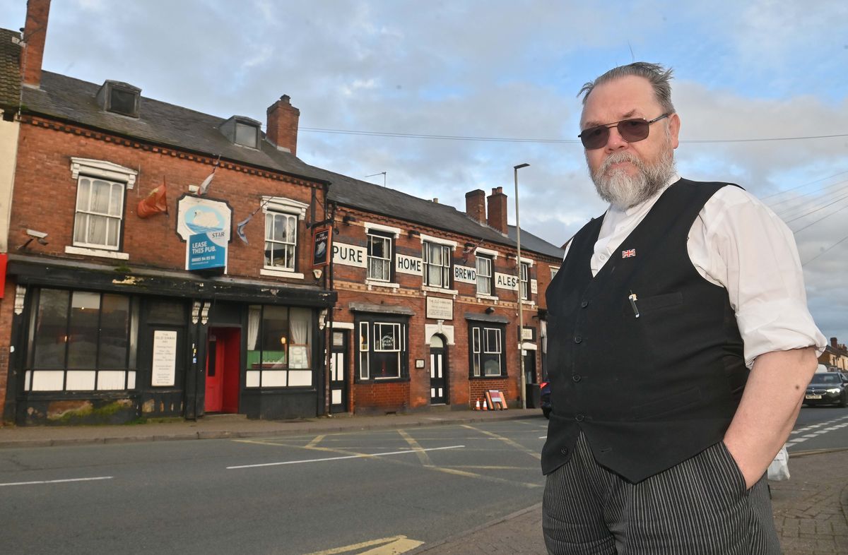To let sign appears outside legendary Black Country pub as landlord aims to retire after 26 years