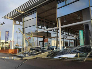 Supporting image for story: Gales cause travel chaos across Midlands