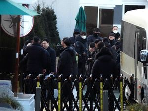 Investigators from the Corruption Investigation Office for High-ranking Officials arrive at the gate of the presidential residence in Seoul