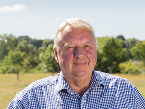 Supporting image for story: Non-UK workers vital for crop picking