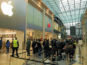 Supporting image for story: Cool response for iPhone in Black Country despite Bullring queues