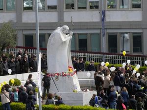 Supporting image for story: Pope acknowledges presence of children praying for him outside hospital
