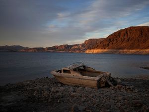Supporting image for story: Drought-stricken states to get less water from Colorado River
