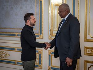 Supporting image for story: US defence chief promises Ukraine what it needs to fight Russia