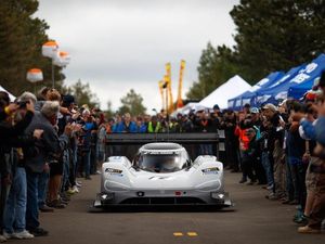 Supporting image for story: All-electric VW I.D. R smashes Pikes Peak hillclimb record